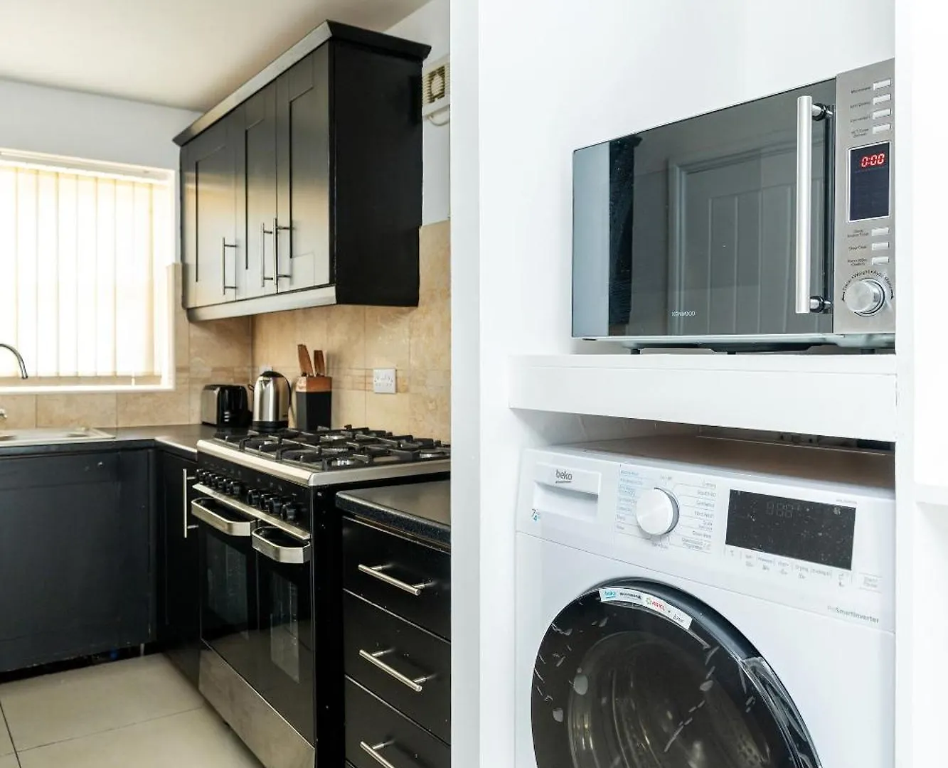 4Bdr House,8 Guests, Contractor Stays , Holiday Home, Free Parking, Reliable Wifi, Worksite And Amenities Nearby! 동커스터
