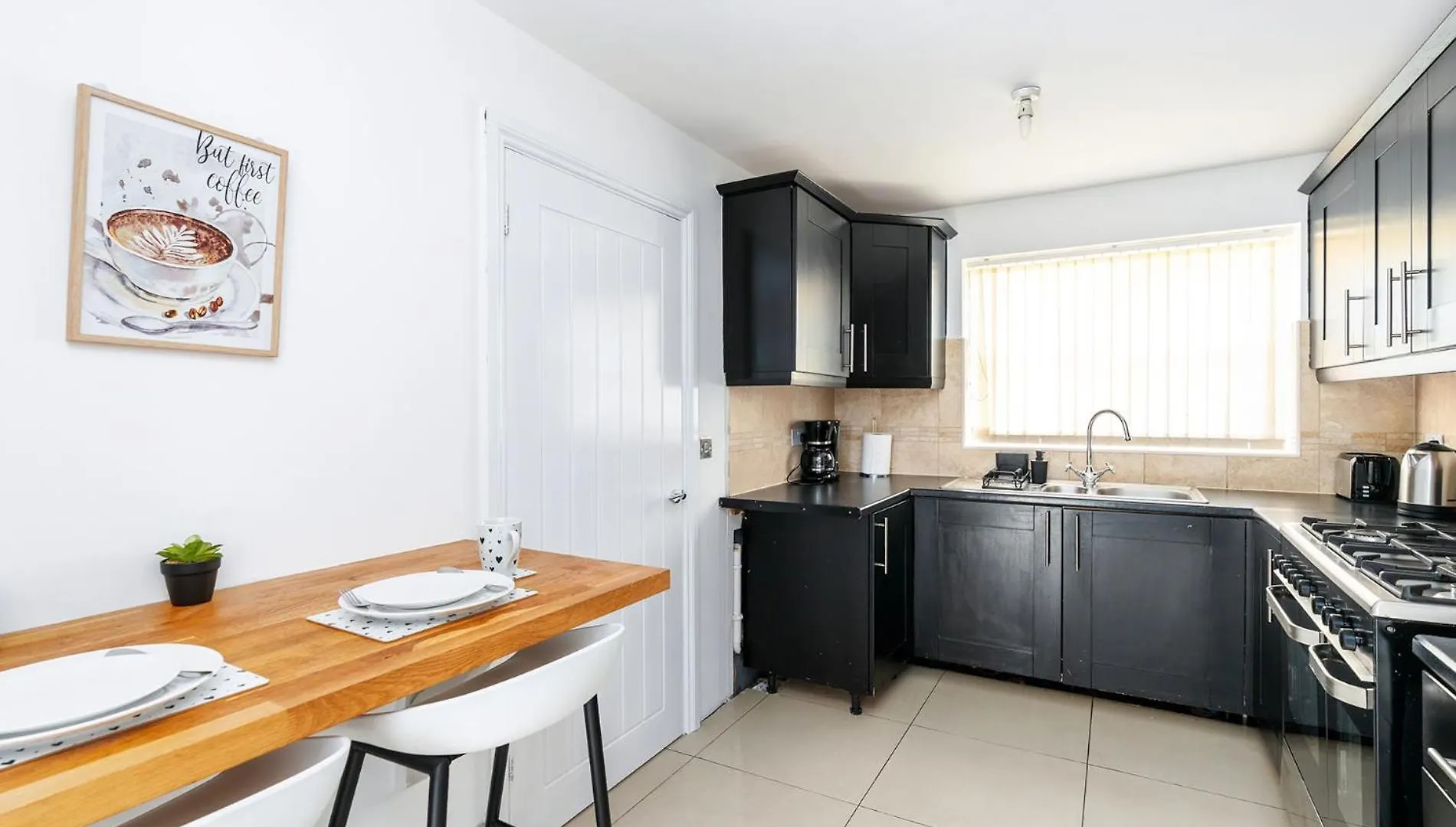 4Bdr House,8 Guests, Contractor Stays , Holiday Home, Free Parking, Reliable Wifi, Worksite And Amenities Nearby! 동커스터