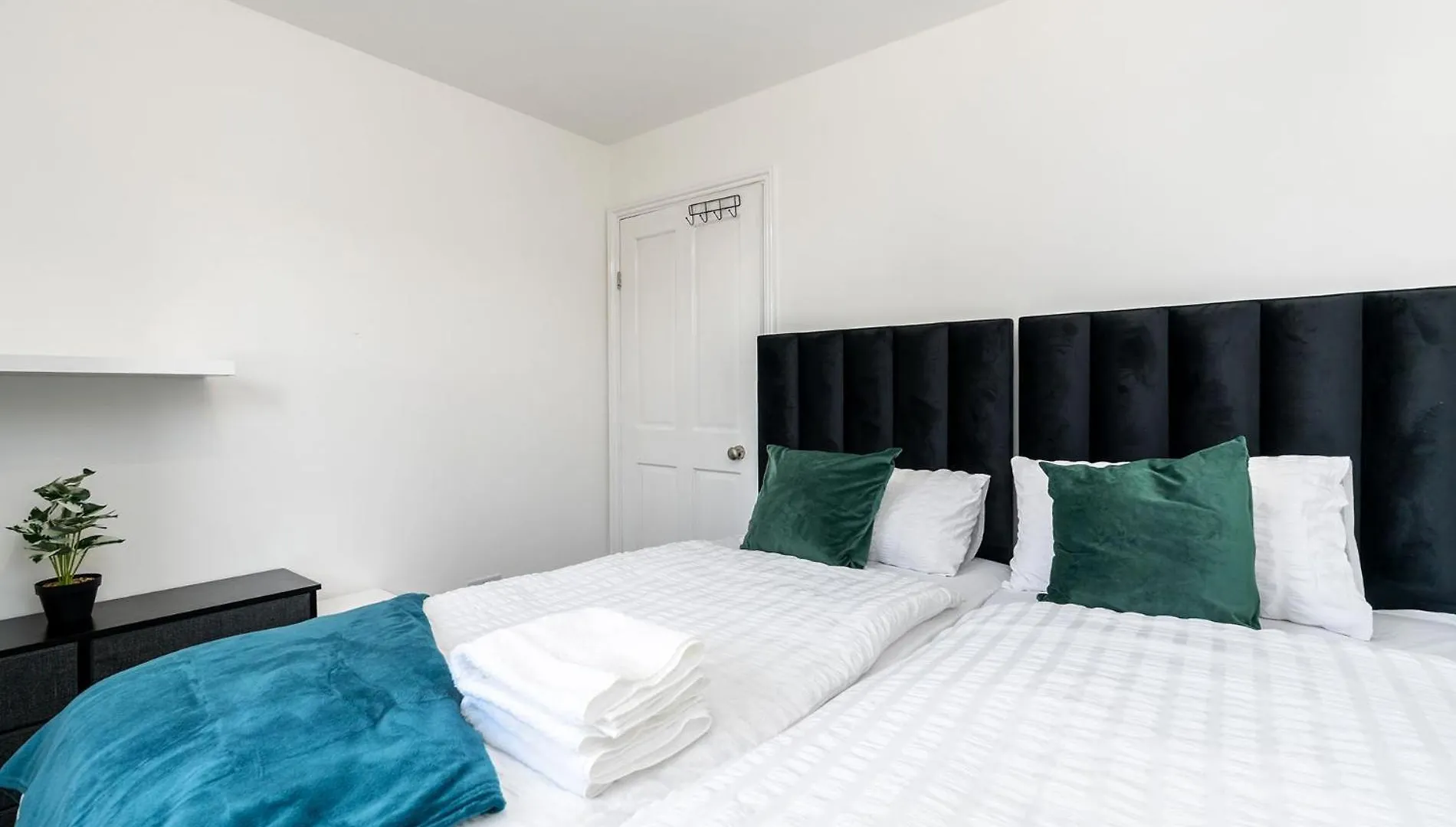 4Bdr House,8 Guests, Contractor Stays , Holiday Home, Free Parking, Reliable Wifi, Worksite And Amenities Nearby! 동커스터